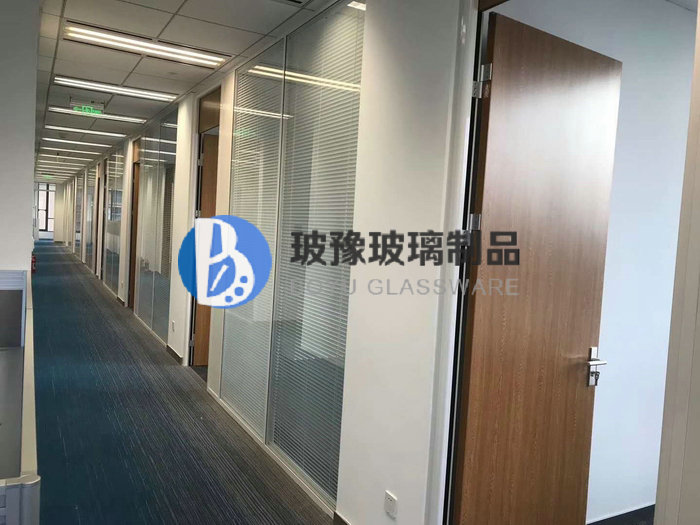 中（zhōng）空百葉玻璃隔斷